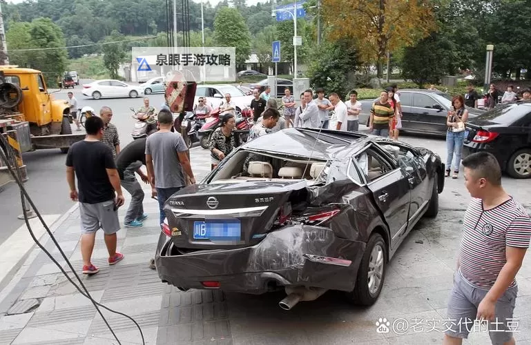 在车里被撞了八次高:一次惊心动魄的事故经历图2