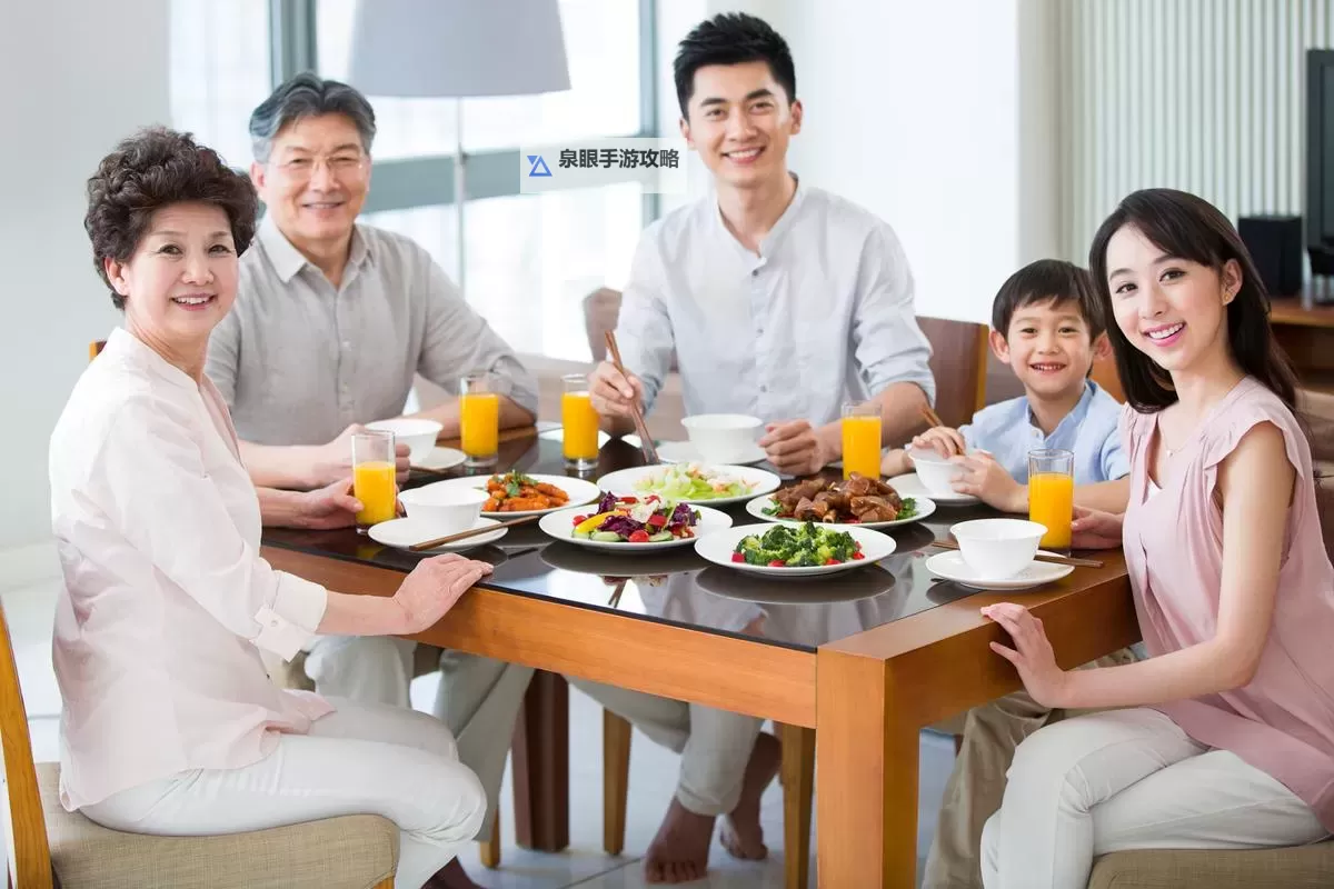 坐在腿上吃饭连在一起:温馨的家庭时光图1