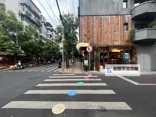 震撼街头门：城市街角的视觉奇迹图1