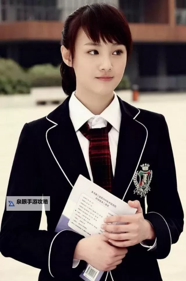 郑爽复古校服造型引热议，重温经典青春的美好时光图1