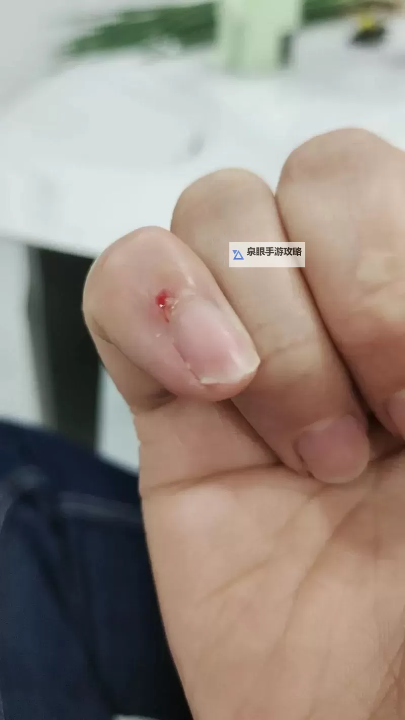 手指划入缝隙挖水视频：揭秘细节操作过程图1