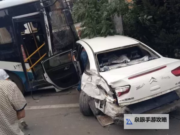 在公交上跳d突然开了:惊险一幕引发乘客惊叫图1