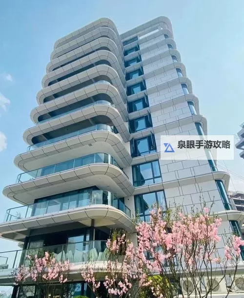 张律渝与吕总在落地窗前的温馨瞬间图1