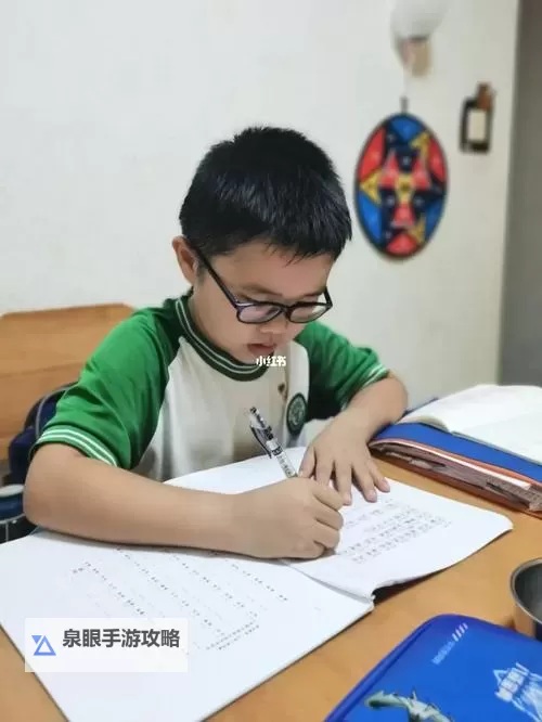 “奇趣一幕:坐在哥哥的棍子上写作业的趣味时光”图1