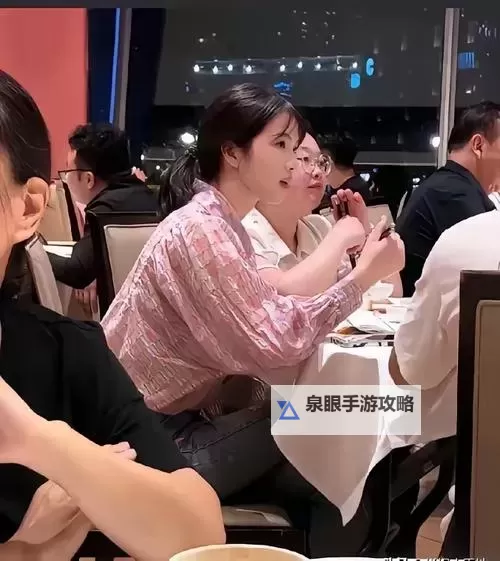 温馨故事:坐在腿上吃饭连在一起的温暖时光图1