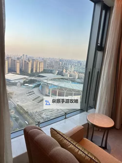 在酒店落地玻璃窗前做强了你：都市夜色中的力量与自信图1