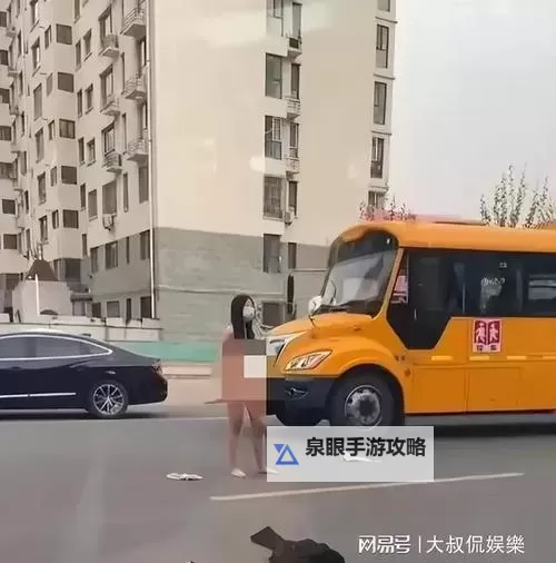 搓光衣服美女：街头青春的时尚魅力图1