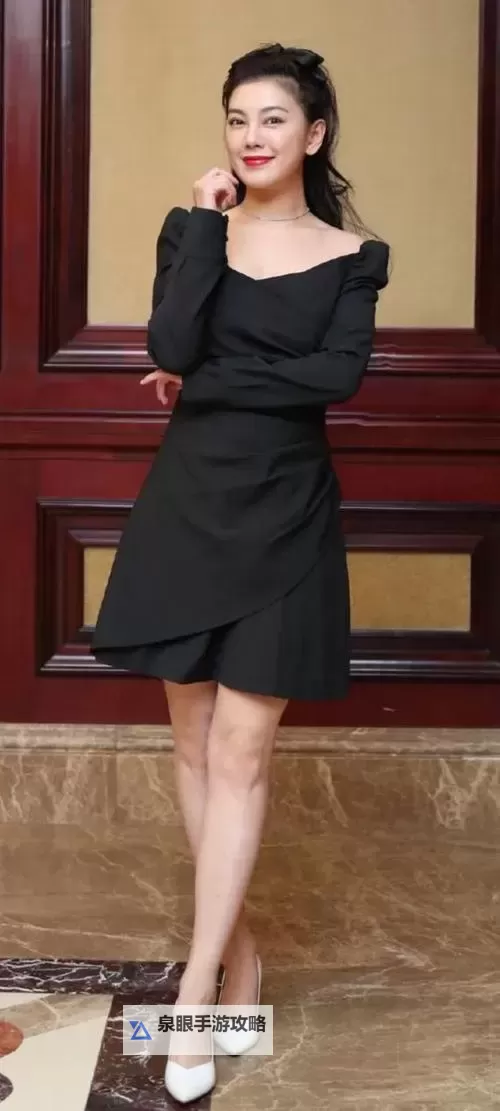 赵文琪丝袜魅力尽显：优雅与性感的完美融合图1