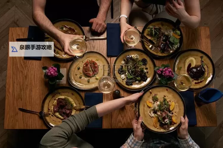 温馨时光：坐在腿上吃饭连在一起的幸福瞬间图1