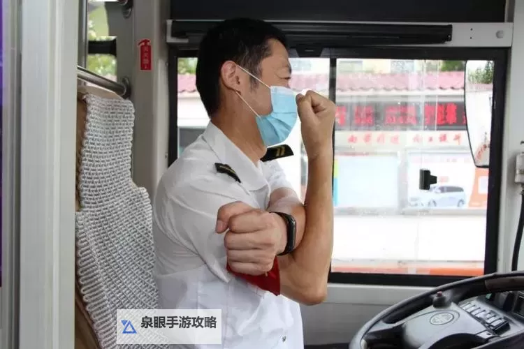 在公交车里做运动，轻松保持健康新方式图1