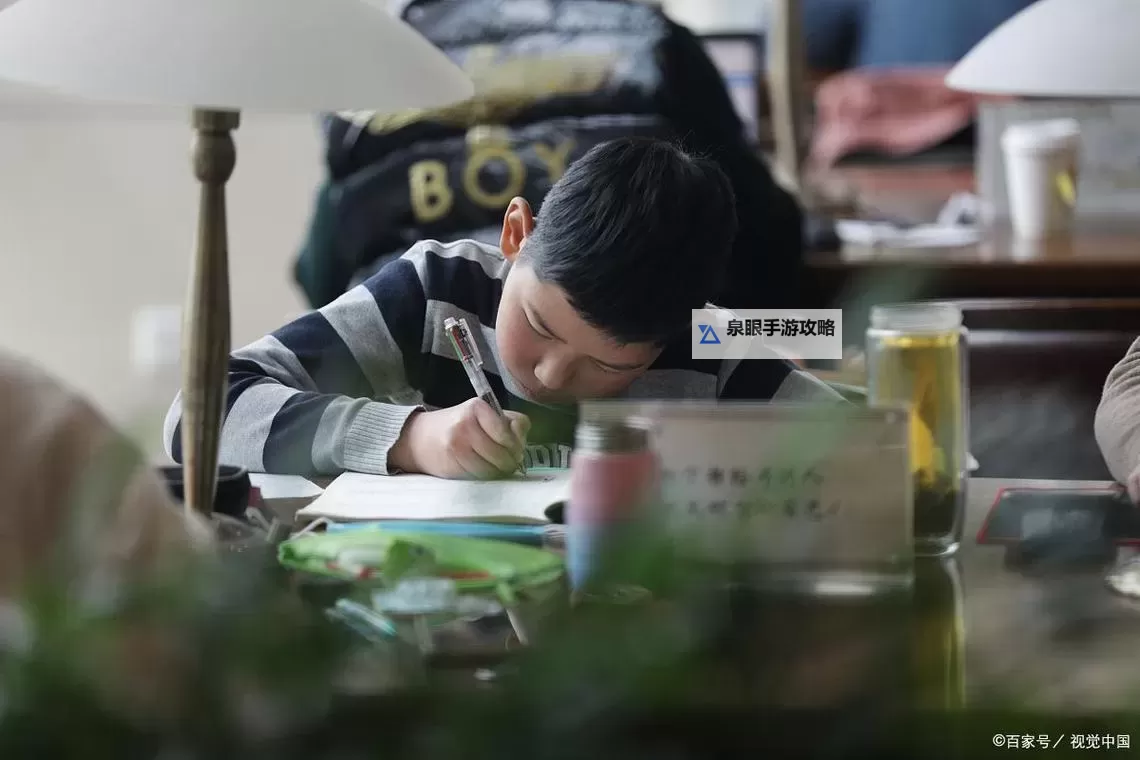 奇趣一幕：坐在学霸棍子上写作业的趣事图2