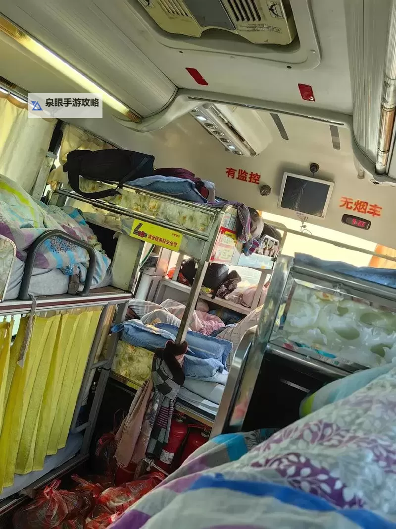 长途车卧铺最后一排的秘密：舒适与挑战并存图1