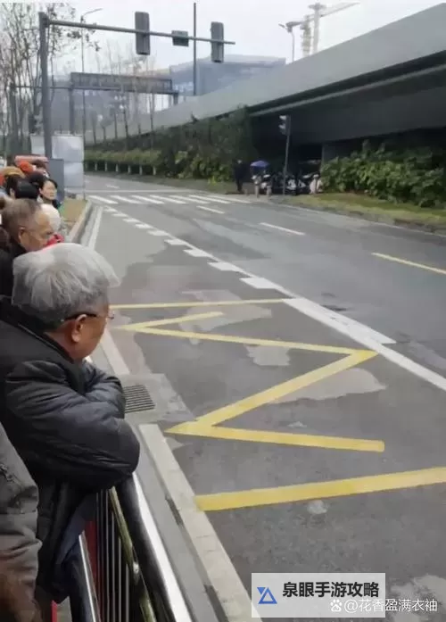 在公交上跳d突然开了：乘客惊叫突发意外图1