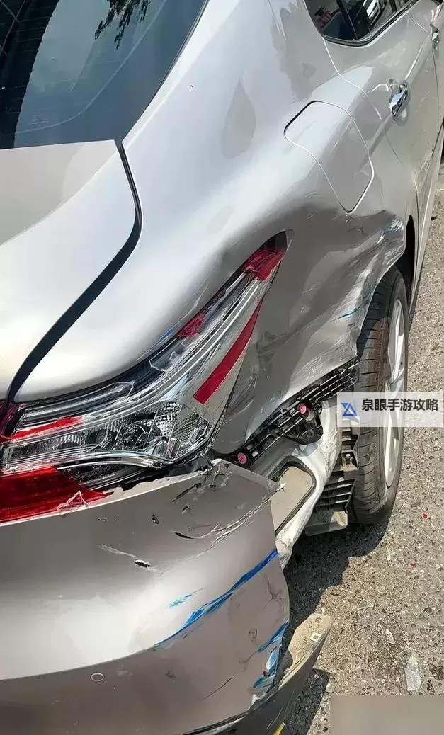 在车里被撞了八次高AO视频：真实事故全程揭秘图1