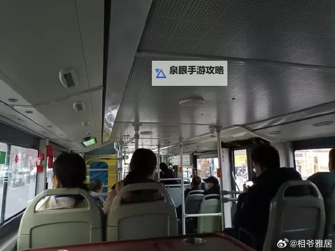 在公交车最后一排被多人挤靠:一段难忘的乘车经历图1