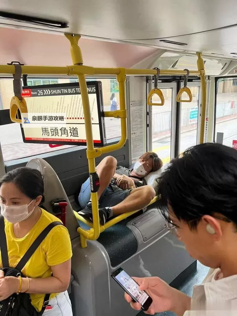 嗯嗯这在公交车上不要啊:公共交通礼仪的温柔提醒图1