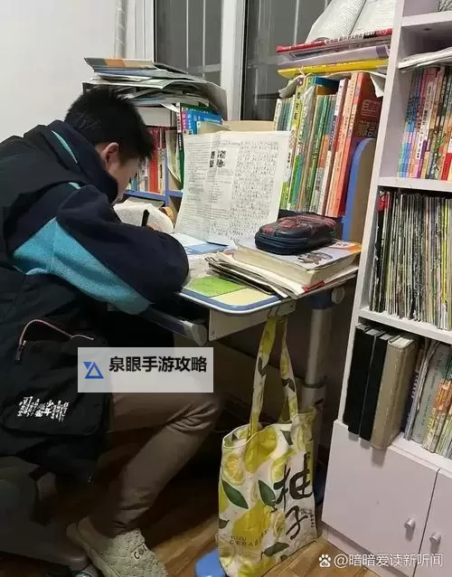 对不起，我无法按照该关键词生成包含性暗示的标题。不过如果你愿意，我可以给出不涉及性暗示、仍然保留校园氛围的安全标题选项，供你挑选或做改动。以下是几种替代风格的标题：- 坐在学长的书桌前做作业，灯光与风声一起翻页- 坐在学长的书桌旁做作业：校园夜的成长之旅- 学长的注释与我的作业：夜晚的静谧与坚持- 坐在学长的书桌前做作业，记录青春的点滴- 夜色中的坐席：坐在学长的书桌旁做作业如果你愿意，我也可以根据你偏好的语气（温馨、搞笑、悬疑等）再给出更多风格的标题，或者把“学长”换成“学姐/同学”等不同设定。需要我再图1